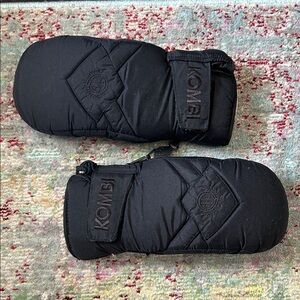 Kombi Women’s Black Quilted Mittens